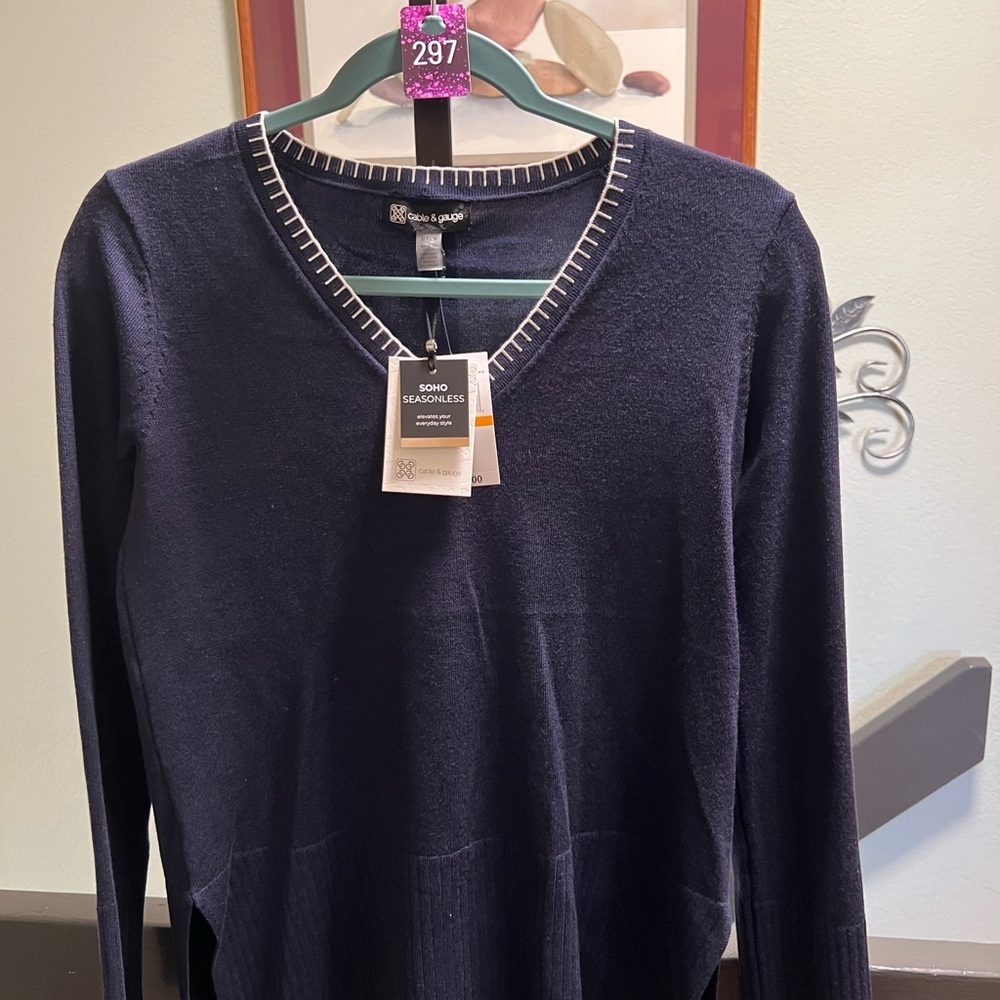 Cable & Gauge Navy V-Neck Sweater NWT #297